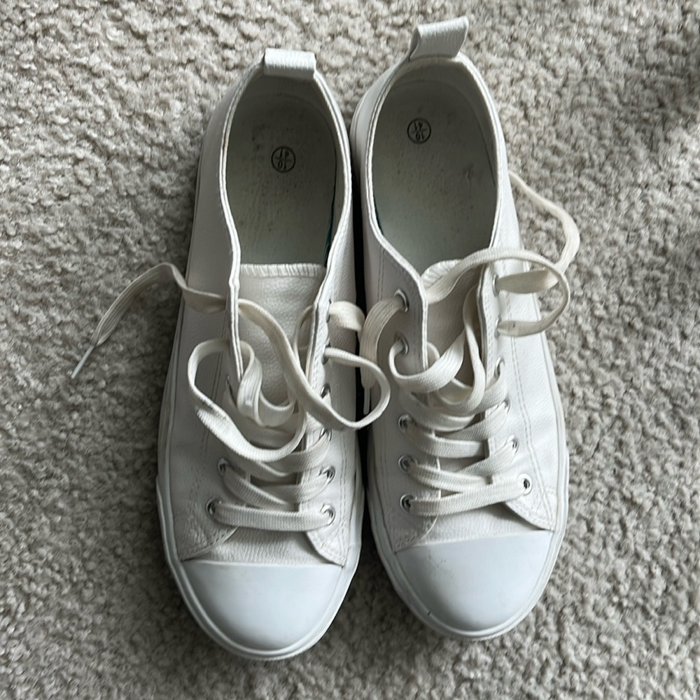 Women's PU Leather Tennis Shoes Low Top lace up Casual Shoes Comfortable Sneaker